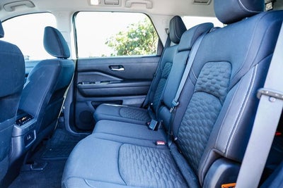 2022 Nissan Pathfinder SV
