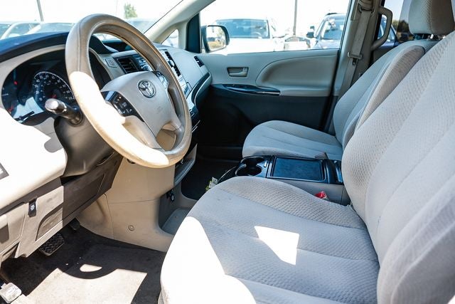 2013 Toyota Sienna LE 8 Passenger