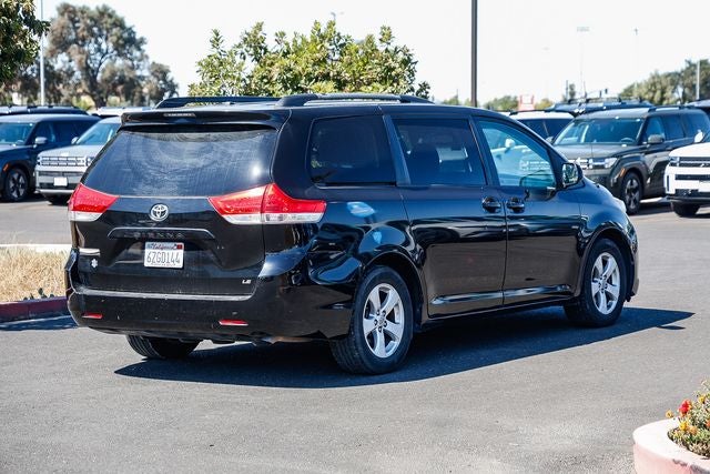 2013 Toyota Sienna LE 8 Passenger