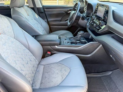 2022 Toyota Highlander Hybrid Bronze Edition