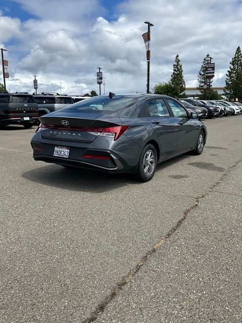 2024 Hyundai ELANTRA SE